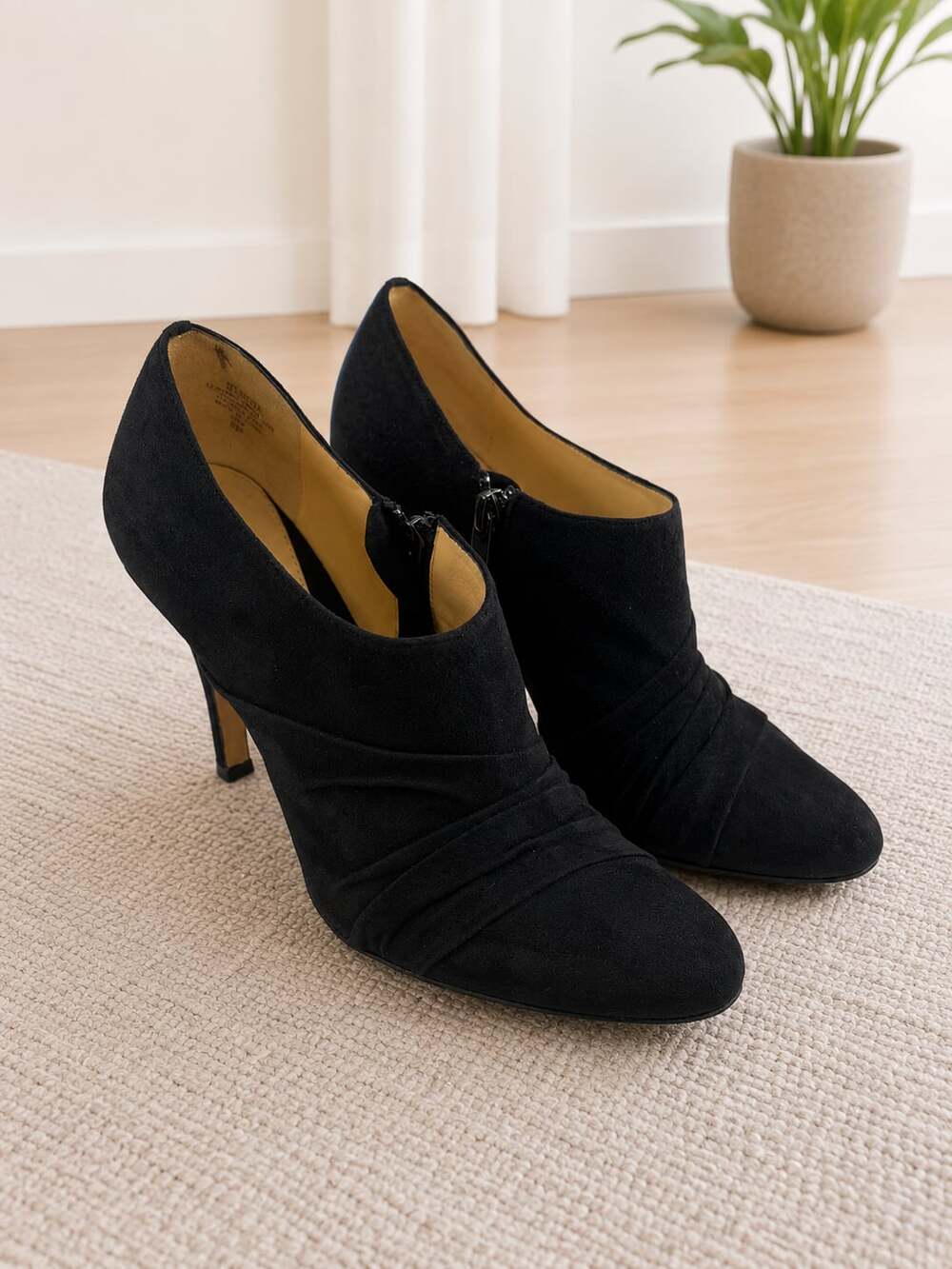 Boutique 9 BTHILDA Black Suede Leather Ankle Bootie Pumps Heels Womens 8M
